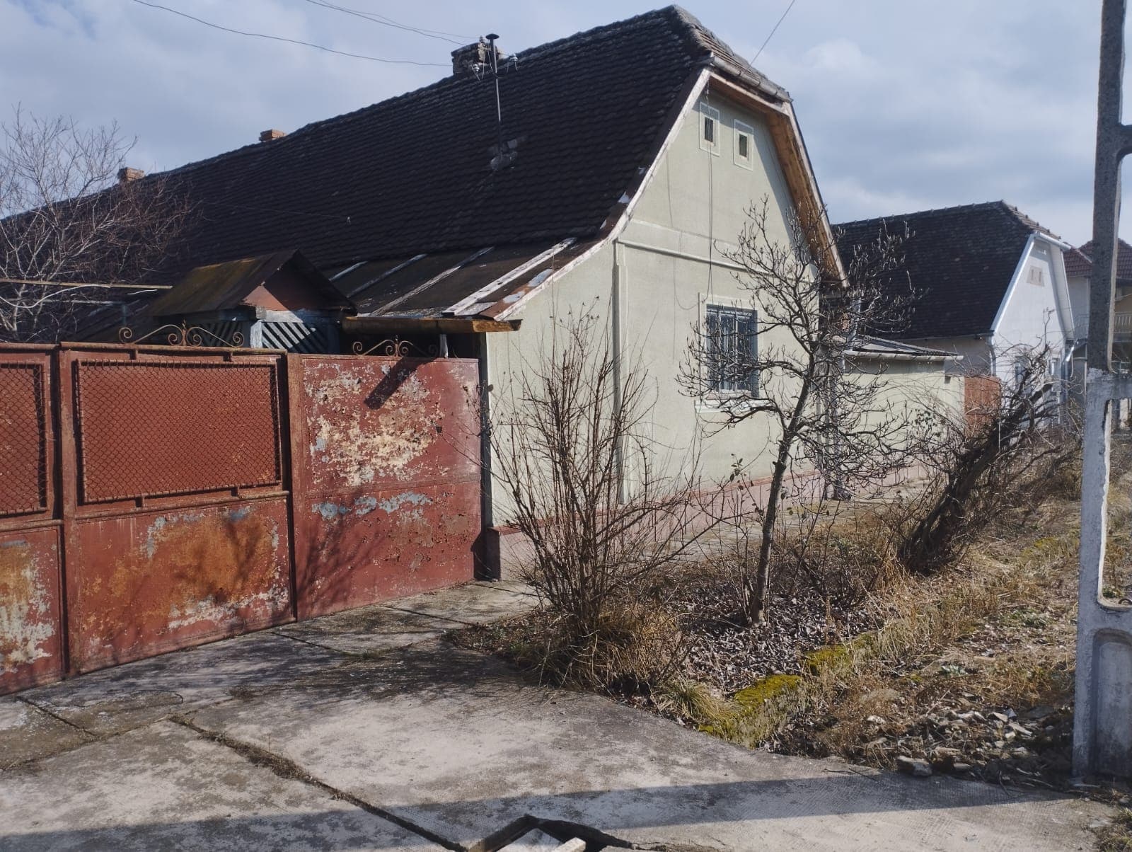 Propriété en deux corps avec cave, garage et annexes