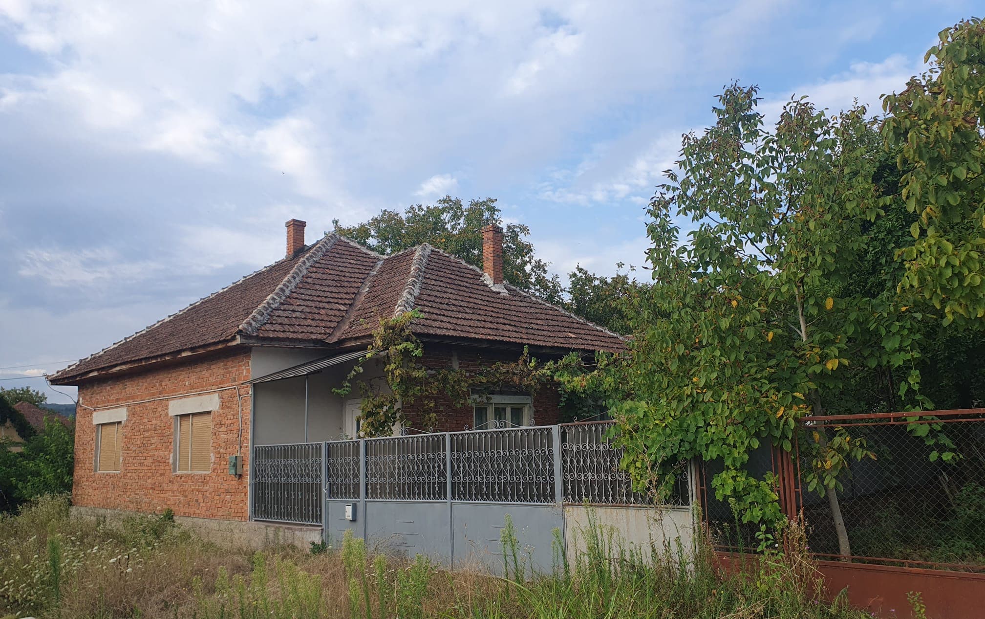 Maison de coin en briques avec jardin fruitier
