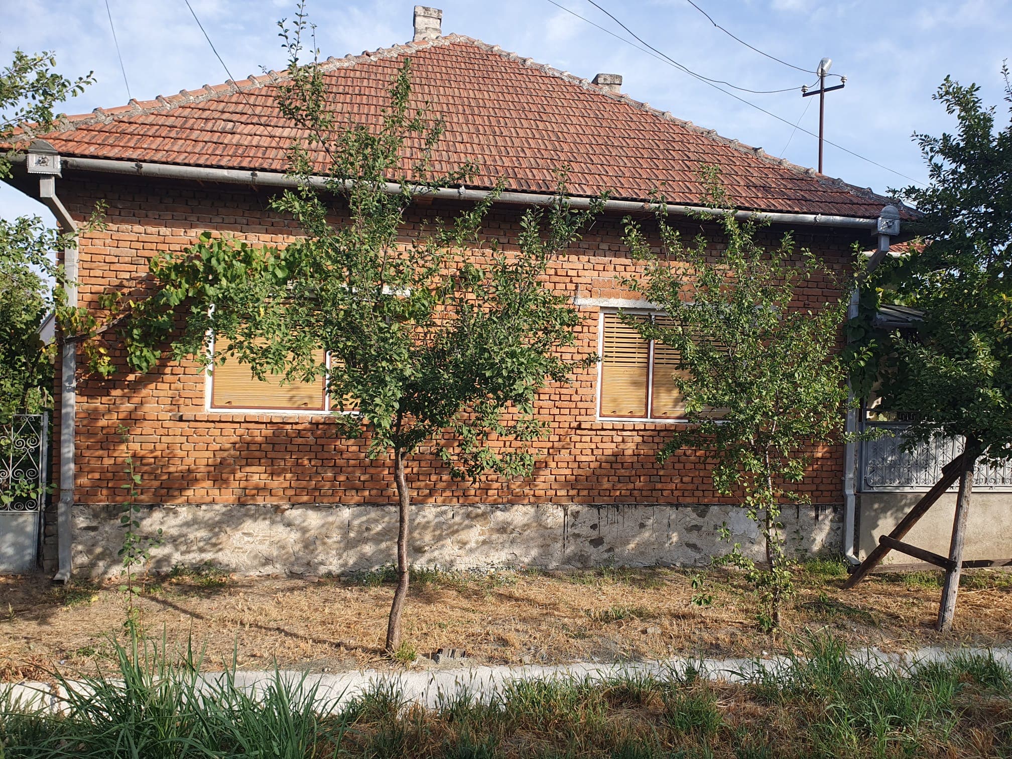 Propriété avec maison et grande annexe en briques